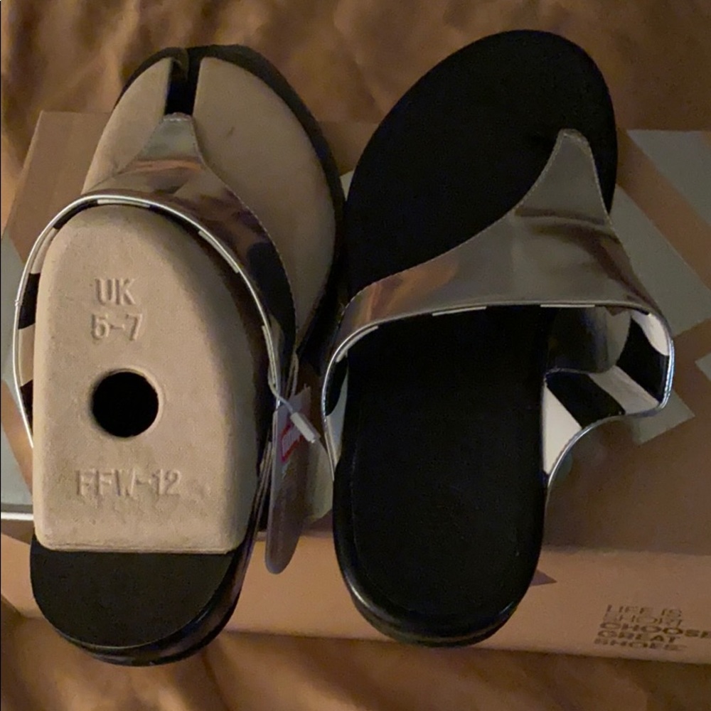 Sandals - Picture 4 of 4